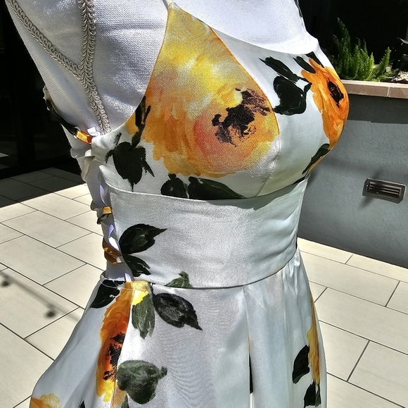 Windsor ✦ Floral Fit & Flare Dress ✦ White & Yellow Summer Print w/ Lace-Up Back - Picture 3 of 17